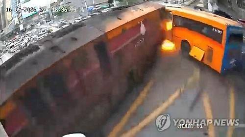 방콕 열차·버스 충돌사고 당시 CCTV 영상 [로이터 연합뉴스. 재판매 및 DB 금지]