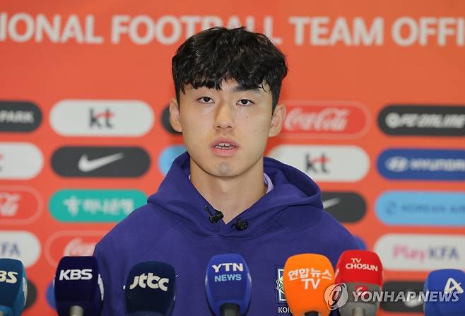 취재진 질문 답하는 축구 국가대표팀 이기혁 (영종도=연합뉴스) 류영석 기자 = 2026 북중미 월드컵에 출전하는 축구 국가대표팀 이기혁이 18일 인천국제공항 제2여객터미널에서 사전 훈련 캠프가 열리는 미국 유타주 솔트레이크시티로 출국하기 전 취재진 질문에 답하고 있다. 2026.5.18 ondol@yna.co.kr