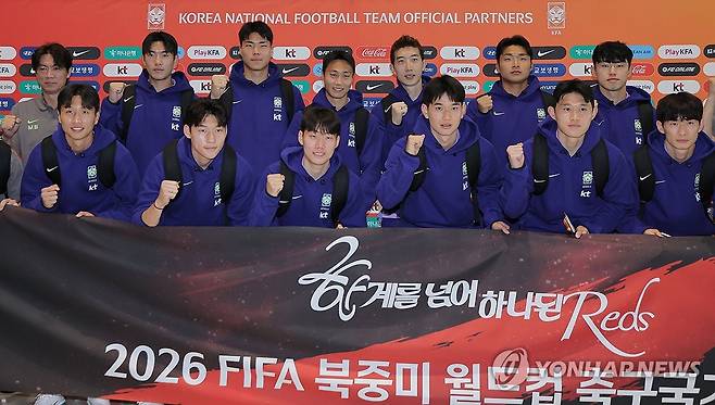 북중미 월드컵 선전 다짐하는 축구 국가대표팀 (영종도=연합뉴스) 류영석 기자 = 2026 북중미 월드컵에 출전하는 축구 국가대표팀 선수들이 18일 사전 훈련 캠프가 차려지는 미국 유타주 솔트레이크시티로 출국하기 전 인천국제공항 제2여객터미널에서 기념촬영을 하고 있다. 2026.5.18 ondol@yna.co.kr