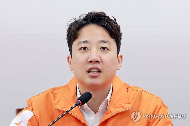 발언하는 개혁신당 이준석 총괄선대위원장 (서울=연합뉴스) 신현우 기자 = 개혁신당 총괄선거대책위원장인 이준석 대표가 11일 국회에서 열린 6·3 지방선거 제1차 중앙선대위 회의에 참석해 발언하고 있다. 2026.5.11 nowwego@yna.co.kr