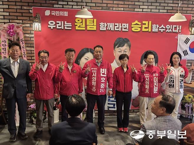 박건희 국민의힘 경기도의원 후보(오른쪽 첫 번째) 와 이진분 안산시의원 후보(오른쪽 두 번째) 가 19일 개소식에서 국힘 소속 후보들과 필승을 다짐하고 있다. 이태호 기자