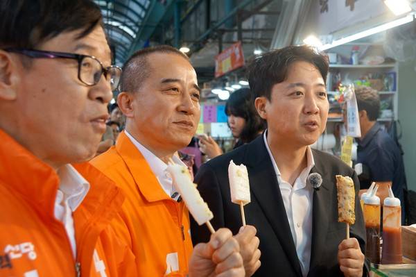 개혁신당 이준석 대표가 19일 인천 옥련시장을 찾아 정승연 연수갑 보궐선거 후보와 이기붕 인천시장 후보 지원 총력에 나섰다. 2026.05.19 [사진 = 이장원 기자]