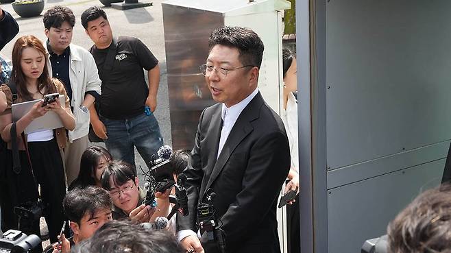 스타벅스코리아가 5·18 폄훼 이벤트로 물의를 빚고 있는 가운데 김수완 신세계그룹 부사장이 19일 광주 서구 쌍촌동 5·18기념문화센터를 찾아 5·18 단체 등에 사과하려 했으나 무산되자 건물 밖에서 입장을 밝히고 있다./조영권 기자