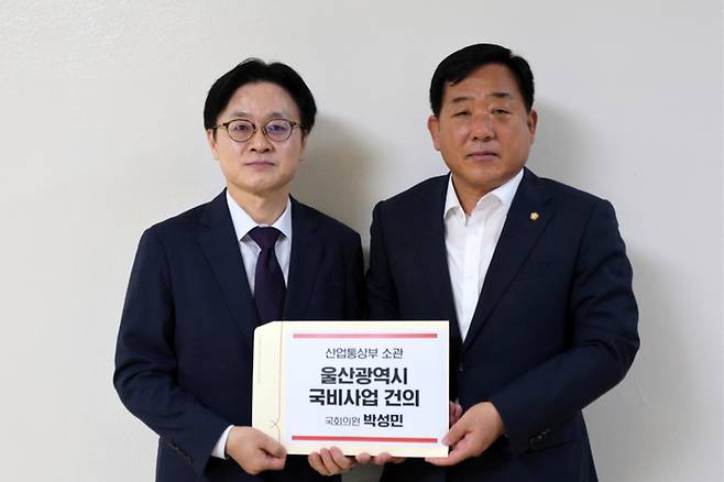 박성민 의원이 19일 김정관 산업통상부 장관을 만나 울산 미래산업 경쟁력 강화를 위한 협조를 당부했다. 박성민 의원실 제공