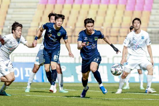 진주시민축구단 정우빈(71번·오른쪽에서 두 번째)이 공을 향해 달려가고 있다. 사진=진주시