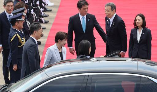 한일 정상회담을 위해 방한한 다카이치 사나에 일본 총리가 19일 대구국제공항에 도착해 차량으로 이동하며 관계자들과 인사하고 있다. /연합뉴스