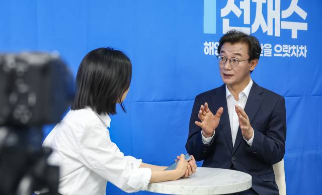 더불어민주당 전재수 부산시장 후보가 부산 부산진구 선거사무실에서 <부산일보>와 인터뷰를 하고 있다. 김종진 기자 kjj1761@