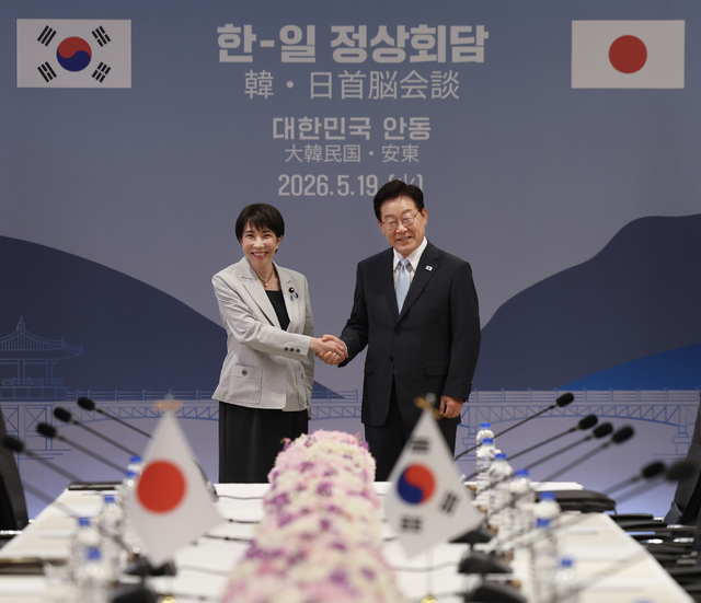 이재명 대통령과 다카이치 사나에 일본 총리가 19일 안동시내 한 호텔에서 열린 한·일 정상회담에 참석해 악수하고 있다. 김진홍 기자