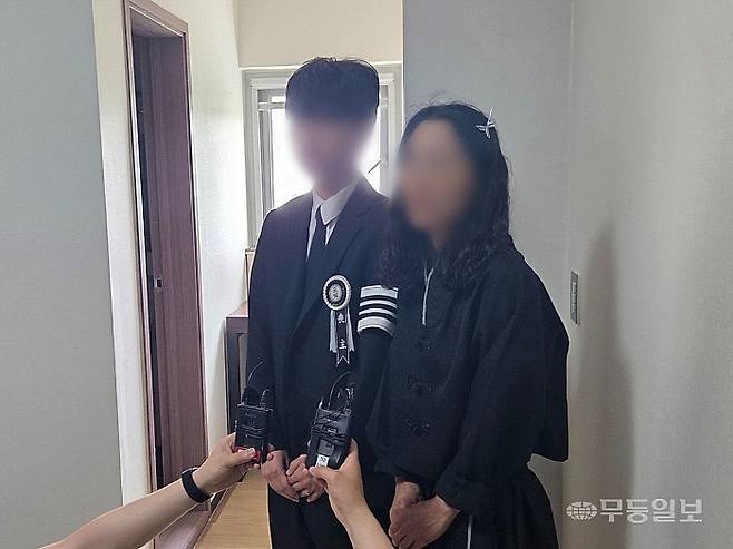 19일 광주 한 장례식장에서 흉기 피습 트라우마로 지난 18일 사망한 광주 서부경찰서 한 지구대 소속 A 경감 유가족들이 일선 경찰관들의 트라우마 치료 체계를 제대로 마련해달라고 호소하고 있다. 박소영기자 psy1@mdilbo.com