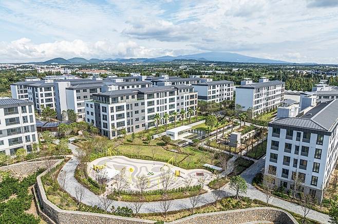 제주 서귀포시 '한화포레나 제주에듀시티' 단지 내 전경. [사진=한화 건설부문]
