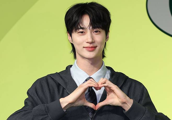 손으로 하트 만드는 변우석   (서울=연합뉴스) 이재희 기자 = 배우 변우석이 19일 서울 종로구 JW메리어트동대문스퀘어서울에서 열린 넷플릭스 예능 '유재석 캠프' 제작발표회에서 포즈를 취하고 있다. 2026.5.19   scape@yna.co.kr (끝)  〈저작권자(c) 연합뉴스, 무단 전재-재배포, AI 학습 및 활용 금지〉
