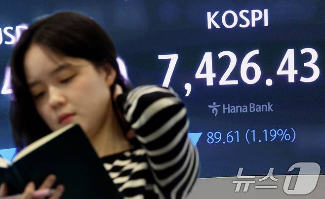 코스피 지수가 연일 하락세를 보인 19일 오전 서울 중구 하나은행 딜링룸 전광판에 시황이 표시되고 있다. 이날 코스피는 전 거래일 대비 90.38포인트(1.20%) 내린 7425.66, 코스닥은 0.27포인트(0.02%) 오른 1111.36로 개장했다. 서울 외환시장에서 원·달러 환율은 전날 대비 6.5원 내린 1493.8원에 거래를 시작했다. 2026.5.19 ⓒ 뉴스1 조연우 인턴기자