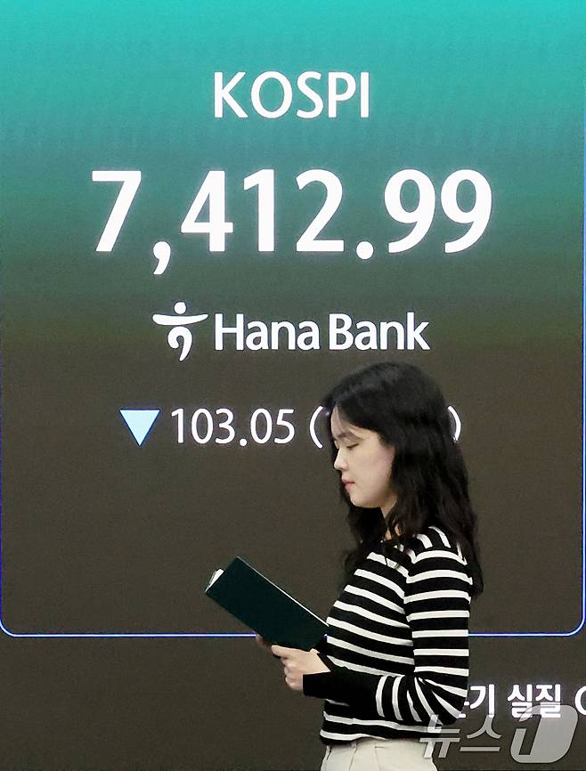 코스피 지수가 연일 하락세를 보인 19일 오전 서울 중구 하나은행 딜링룸 전광판에 시황이 표시되고 있다. 2026.5.19 ⓒ 뉴스1 조연우 인턴기자
