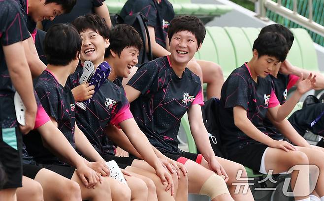 북한 내고향여자축구단 선수들이 19일 경기 수원시 수원월드컵경기장 보조경기장에서 아시아축구연맹(AFC) 여자 챔피언스리그(AWCL) 4강 경기를 앞두고 공식 훈련에 앞서 미소를 짓고 있다. 내고향은 20일 오후 7시 같은 장소에서 열리는 이번 대회 준결승에서 수원FC위민과 맞붙는다. 2026.5.19 ⓒ 뉴스1 박지혜 기자