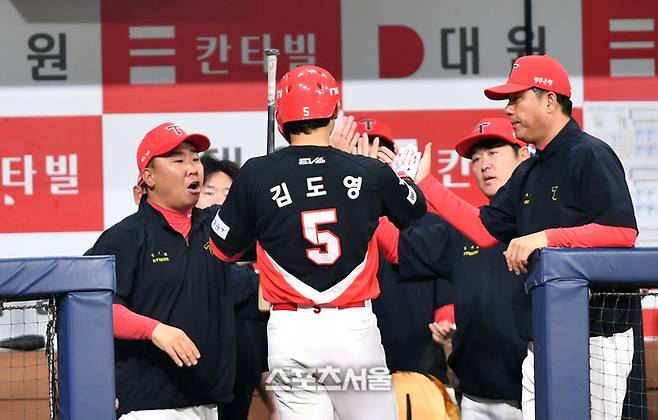 2024년 4월 KBO리그 최초로 월간 10(홈런)-10(도루) 기록을 쓴 KIA 김도영. 스포츠서울DB