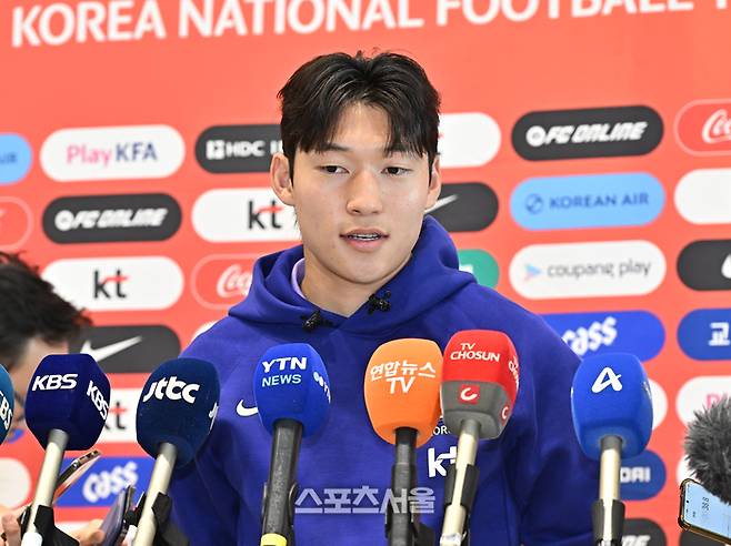 2026 FIFA 북중미 월드컵에 나서는 대한민국 축구 국가대표팀의 배준호가 18일 인천국제공항 제2터미널에서 사전 캠프가 차려지는 미국 유타주 솔트레이크시티로 출국하면서 인터뷰를 하고 있다. 인천국제공항 | 박진업 기자 upandup@sportsseoul.com