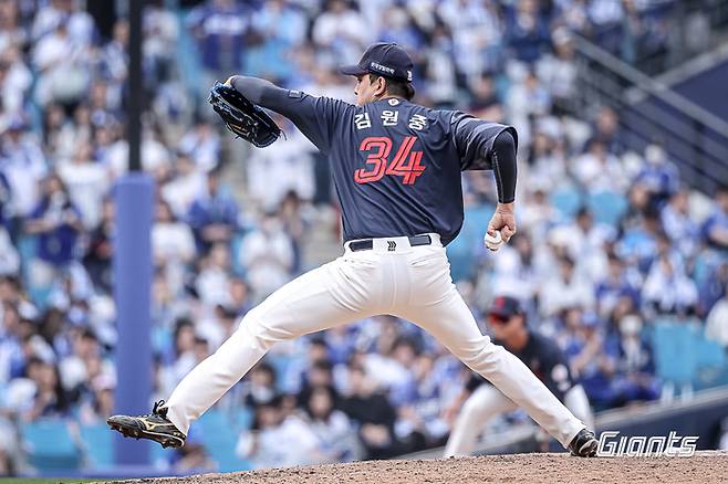 롯데 김원중이 29일 대구삼성라이온즈파크에서 열린 2026 KBO리그 정규시즌 삼성과 경기에서 9회말 올라와 역투하고 있다. 사진 | 롯데 자이언츠