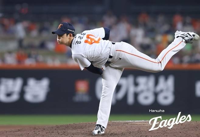 한화 강건우가 15일 대전 한화생명 볼파크에서 열린 2026 KBO리그 정규시즌 삼성전에서 역투하고 있다. 모자에 화이트 등번호 24번을 적었다. 사진 | 한화 이글스
