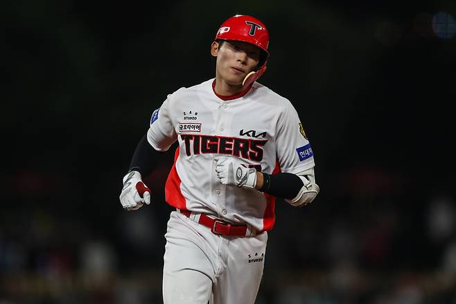 KIA 김호령이 19일 광주-기아 챔피언스 필드에서 열린 2026 KBO리그 정규시즌 LG전 7회말 솔로 홈런을 친 후 베이스를 돌고 있다. 사진 | KIA 타이거즈