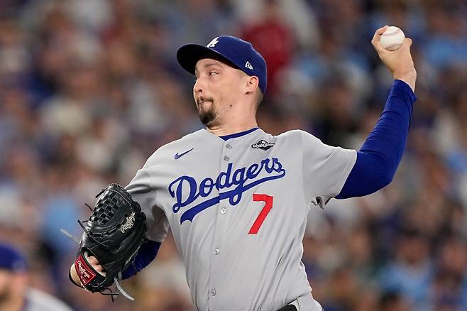 FILE - Los Angeles Dodgers pitcher Blake Snell throws against the Toronto Blue Jays during the eighth inning in Game 7 of baseball's World Series, on Nov. 1, 2025, in Toronto. (AP Photo/Brynn Anderson, File) FILE PHOTO

<저작권자(c) 연합뉴스, 무단 전재-재배포, AI 학습 및 활용 금지>