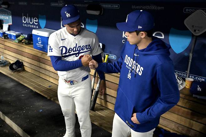 팀동료 에드아르도 엔리케스와 주먹을 맞부딪치는 사사키. AFP연합뉴스