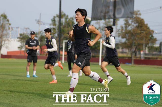 지난 겨울 광주FC에 합류한 측면수비수 박원재가 지난 1월 태국에서 가진 전지훈련에서 선수들과 함께 체력훈련을 소화하고 있다. 박원재는 후반기부터 광주 선수로 공식 출전이 가능해진다./ 후아힌(태국)=K리그
