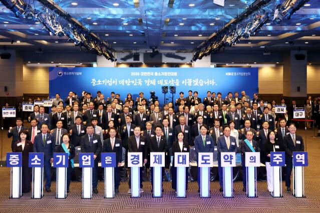 한성숙 중기부 장관이 19일 서울 여의도 중소기업중앙회 KBIZ홀에서 열린 '2026년 대한민국 중소기업인대회'에서 참석자들과 기념촬영을 하고 있다. (왼쪽 다섯번째부터) 김진오 저출산고령사회위원회 부위원장, 김기문 중소기업중앙회장, 김민석 국무총리, 한성숙 중소벤처기업부 장관, 임광현 국세청장