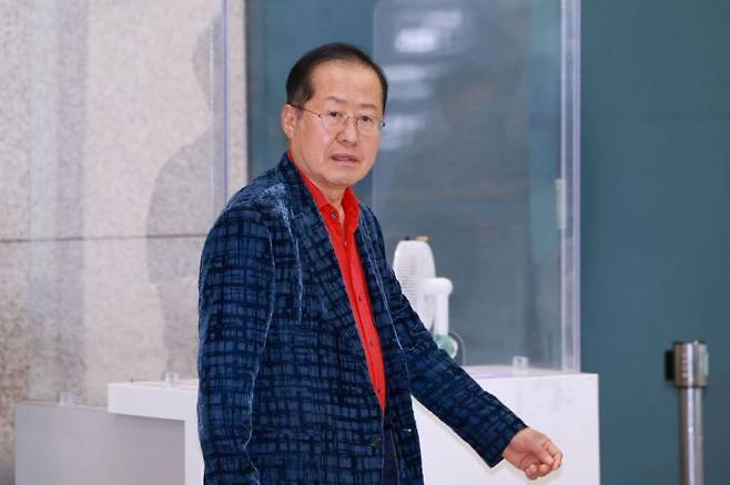 홍준표 전 대구시장은 최근 자신의 SNS에 김부겸 정원오 하정우 후보를 긍정적으로 평가한 글을 올렸다. 지난해 6월 인천국제공항 제1여객터미널을 통해 미국에서 귀국하는 홍 전 시장. 연합뉴스