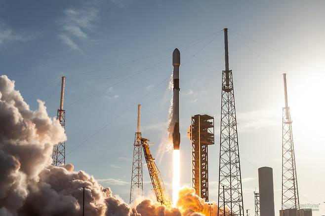 미국 플로리다주 케이프커내버럴 우주군기지에서 스페이스X의 팰컨9(Falcon 9) 로켓이 발사되고 있다. 스페이스X는 기업공개(IPO) 기대감 속에 기업가치가 1조5000억 달러 수준까지 거론되고 있다. 게티이미지코리아