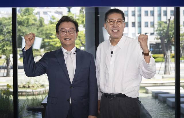 전재수 더불어민주당 부산시장 후보와 박형준 국민의힘 후보가 18일 오전 부산 남구 국립부경대 대연캠퍼스에서 열린 국제신문 주최 부산시장 후보 토론회에서 토론 시작 전 기념촬영을 하고 있다. [국제신문 제공]