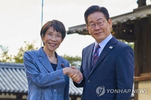 이재명 대통령과 다카이치 사나에 일본 총리가  지난 1월 14일 일본 나라현 대표 문화유적지인 호류지(법륭사)에서 기념촬영을 하고 있다.  청와대 공동취재 제공.