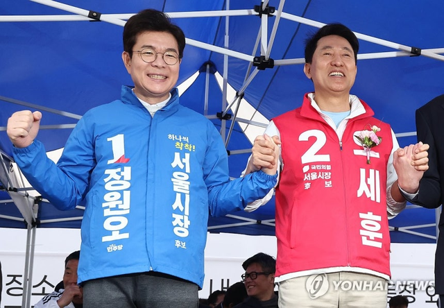 지난 3일 서울 효창운동장에서 열린 서울특별시장기 축구대회 개회식에 참석한 정원오(왼쪽)-오세훈(오른쪽) 서울시장 후보. [연합뉴스]