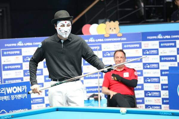 와일드카드로 초청받아 128강전에서 다니엘 산체스를 꺾은 해커. PBA 제공