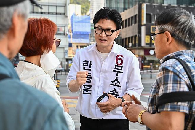 한동훈 무소속 후보가 17일 부산 북구 덕천동 거리에서 시민들과 인사하고 있다. 부산=정다빈 기자