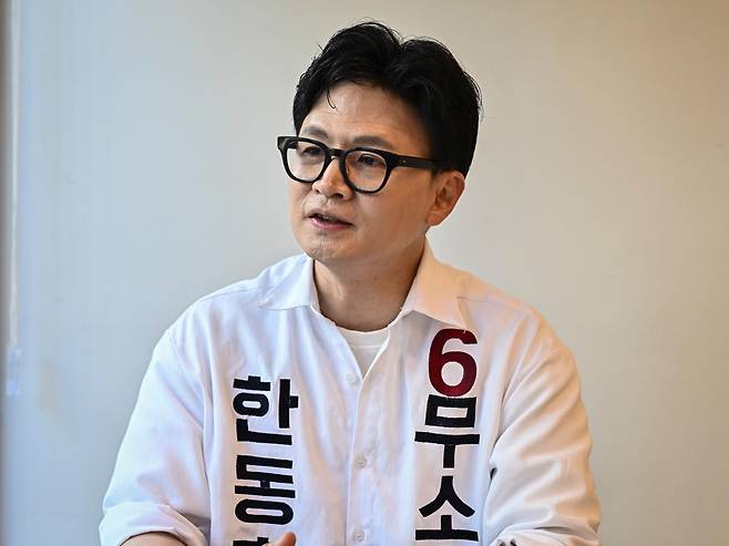한동훈 무소속 후보가 17일 부산 북구 덕천동 소재 한 카페에서 본보와 인터뷰하고 있다. 부산=정다빈 기자