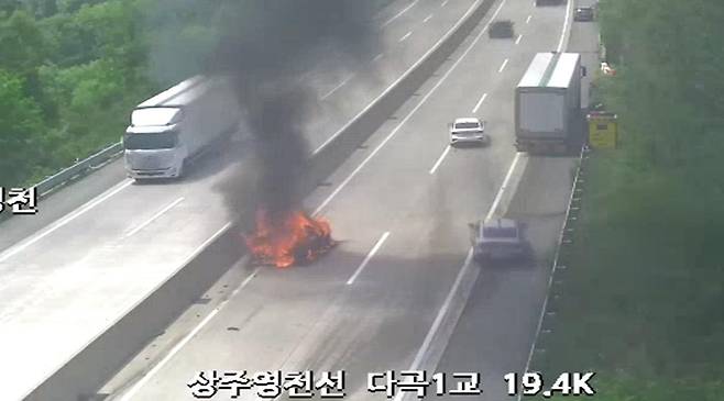 19일 오후 경북 구미시 도개면 다곡리 상주영천고속도로 상주 방향에서 승용차와 화물차 추돌 사고 뒤 차량에 불이 붙고 있다. 이 사고로 승용차 탑승자 4명이 숨졌다. 경북소방본부 제공