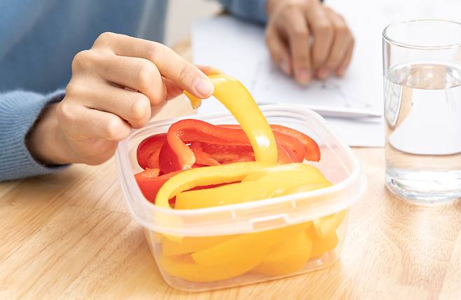 20대 때는 며칠만 덜 먹어도 금세 체중이 줄었는데, 30대 이후부터는 아무리 적게 먹어도 살이 잘 빠지지 않는다고 호소하는 사람이 많다. 전문가들은 나이가 들며 몸 상태와 생활 환경이 달라지는 만큼 다이어트 방식도 달라져야 한다고 말한다./사진=클립아트코리아