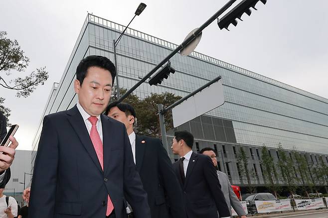 국민의힘 상임선거대책위원장인 장동혁 대표가 19일 경기도 삼성전자 평택캠퍼스에서 삼성전자 노사 대타협을 촉구하며 단식하는 국민의힘 양향자 경기도지사 후보를 만난 뒤 차량으로 향하고 있다. [연합뉴스]