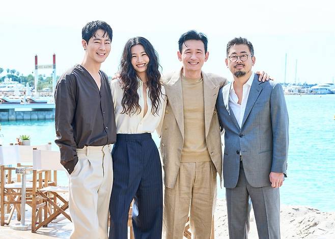 영화 '호프'의 배우 조인성(왼쪽부터)과 정호연, 황정민, 나홍진 감독이 18일(현지시간) 제79회 칸국제영화제가 한창인 프랑스 남부도시 칸 해변에서 한국 취재진을 만났다. 사진 플러스엠 엔터테인먼트