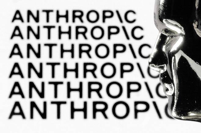 미국 인공지능 기업인 앤트로픽(Anthropic)의 로고 앞에 놓인 피규어. 지난 2월 27일 도널드 트럼프 미국 대통령은 미 정부에 앤트로픽의 기술 사용을 즉시 중단하라고 지시했다. 앤트로픽이 자사 AI인 클로드를 군사적 목적으로 사용하려는 미 국방부 요구를 거부한 데 대한 대응이었다. AFP=연합