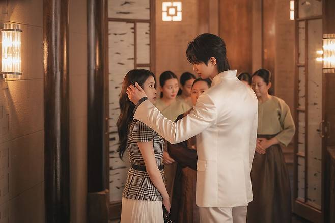 MBC 드라마 '21세기 대군부인' 속 한 장면. 입헌군주국이라는 설정 아래 왕실의 이안대군(변우석, 오른쪽)과 재벌 성희주(아이유)가 사랑에 빠지는 이야기를 그렸다. 사진 MBC