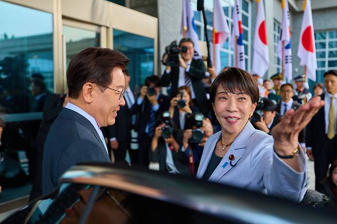 이재명 대통령과 다카이치 사나에 일본 총리가 19일 정상회담장인 경북 안동 한 호텔에서 만나 인사를 나누고 있다. 사진 청와대
