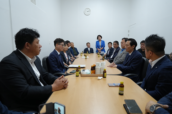 ▲ 강원도 자영업소상공인협의회는 19일 오전 우상호 더불어민주당 강원도지사 후보 선거사무소를 찾아 우 후보에 대한 공식 지지를 선언하고 정책제안서를 전달했다. 우상호 캠프 제공