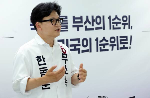 부산 북갑 국회의원 보궐선거에 출마한 무소속 한동훈 후보가 19일 오전 부산 북구 선거사무소에서 공약 발표 기자회견을 열고 있다. 연합뉴스