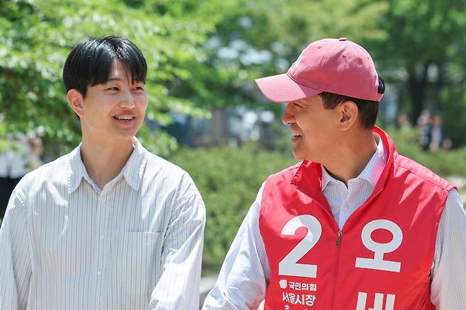 국민의힘 오세훈 서울시장 후보가 18일 서울 영등포구 여의도공원에서 서울시 창업지원시설 입주 청년들과 만나 대화를 나누고 있다. [연합뉴스]