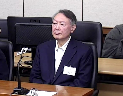 윤석열 전 대통령이 지난 1월 16일 서울 서초구 서울중앙지방법원에서 열린 특수공무집행방해, 범인도피교사, 직권남용 권리행사방해 혐의 등 사건에 대한 1심 선고 공판에 출석해 피고인석에 앉아 있다. [서울중앙지법]