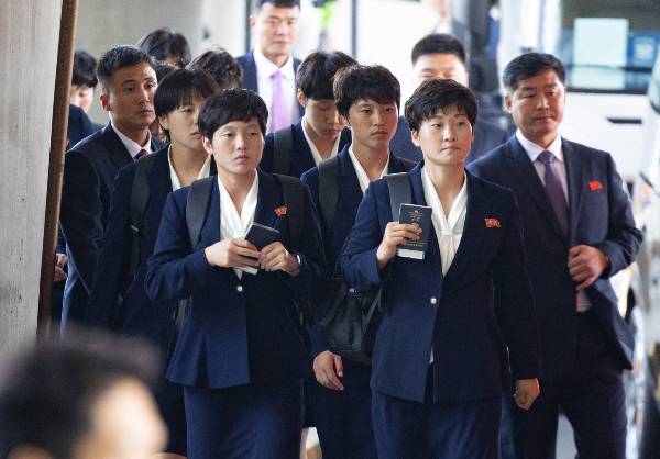 한국을 찾응 북한 여자축구 내고향축구단인 19일 첫 기자회견에 참석한다. 사진은 2025~2026시즌 아시아축구연맹(AFC) 여자 챔피언스리그(AWCL)에 참가하는 북한 내고향여자축구단 선수단이 지난 17일 오후 인천국제공항 1터미널을 통해 입국하는 모습. /사진=뉴시스