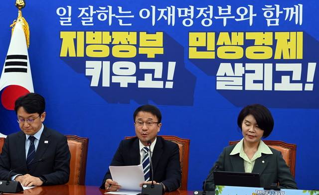 민주‘원내대책회의’ : 한병도(가운데) 더불어민주당 원내대표가 19일 오전 국회에서 열린 원내대책회의에서 발언하고 있다. 곽성호 기자