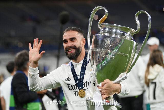 레알 마드리드의 카르바할이 2022년 5월 프랑스 파리에서 열린 리버풀과의 2021-22시즌 UEFA 챔피언스리그 결승전 승리 후 트로피를 들고 있다./게티이미지코리아