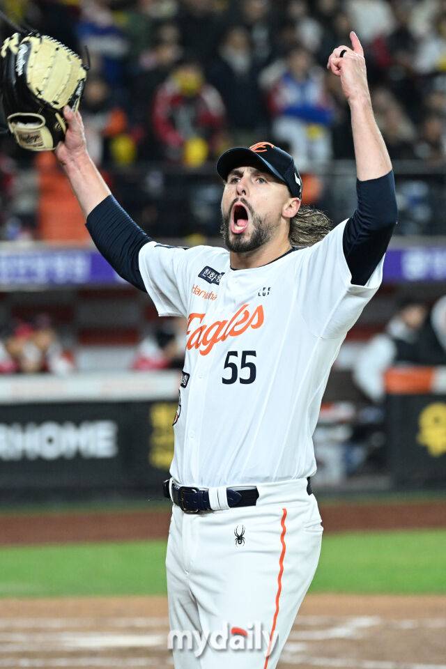 30일 대전 한화생명 볼파크 야구장에서 열린 '2025 신한 SOL 뱅크 KBO 한국시리즈 4차전' LG 트윈스와 한화 이글스 경기. 한화 와이스가 8회초 2사 2루 3-0으로 앞선 상황에 교체되며 포효하고 있다./마이데일리